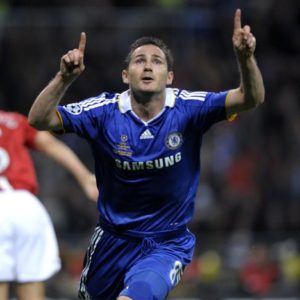 Chelsea's Frank Lampard (r) celebrates after scoring the equalising goal at the end of the first half