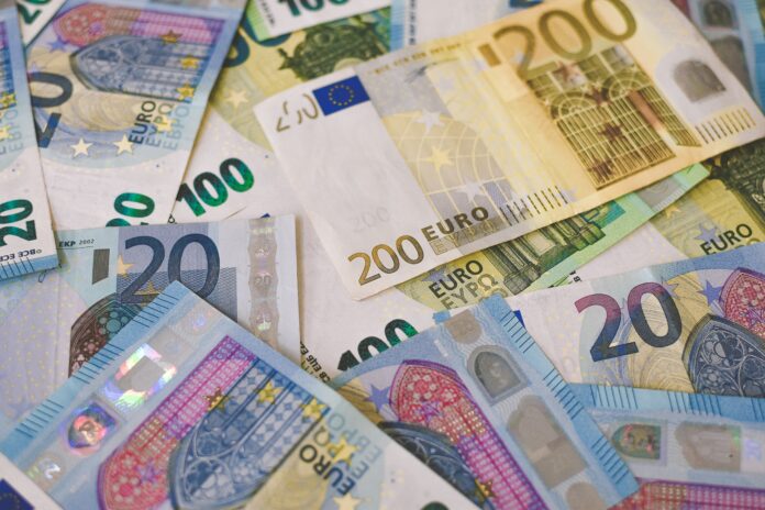 Germany considering 10,000 euro limit on cash purchases