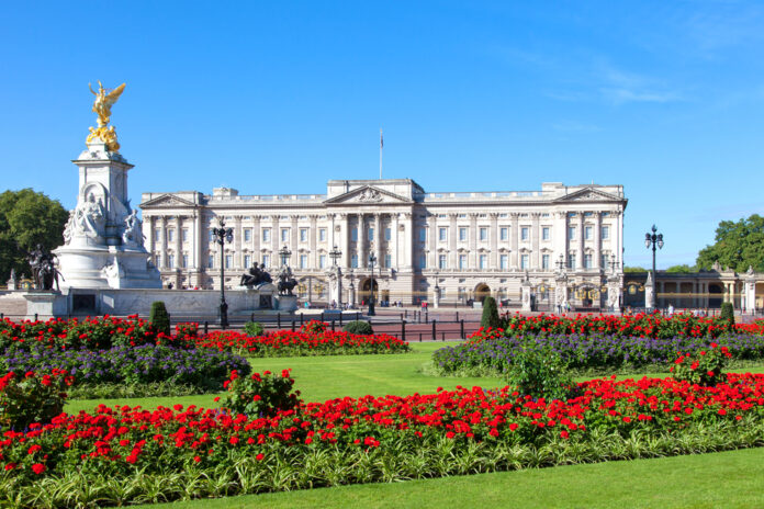 Police in UK arrest man on offensive weapon charge outside Buckingham Palace  
