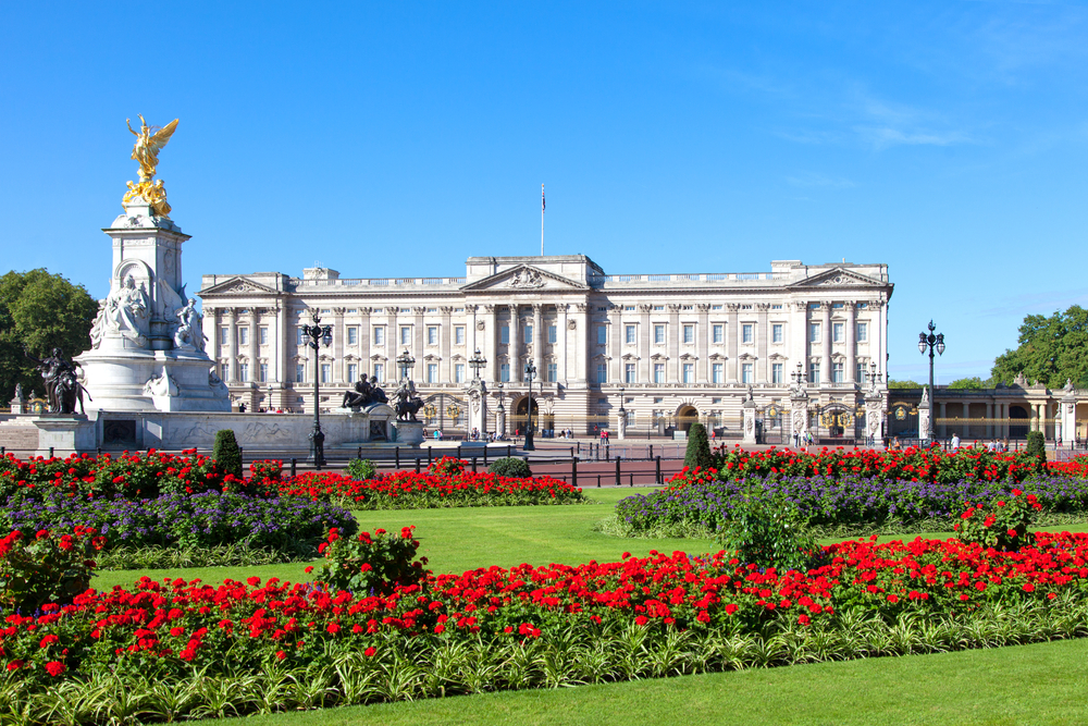 Police in UK arrest man on offensive weapon charge outside Buckingham Palace  